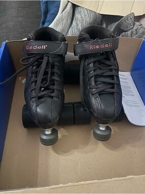 Riedell r3 Black Quad Roller Skates with Lace and Strap derby
